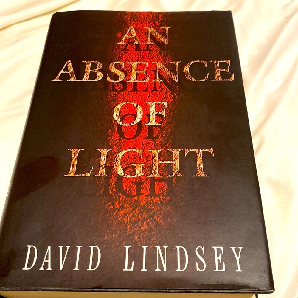 An ABSENCE OF LIGHT by DAVID LINDSEY  Crime Thriller. Hard back. EUC